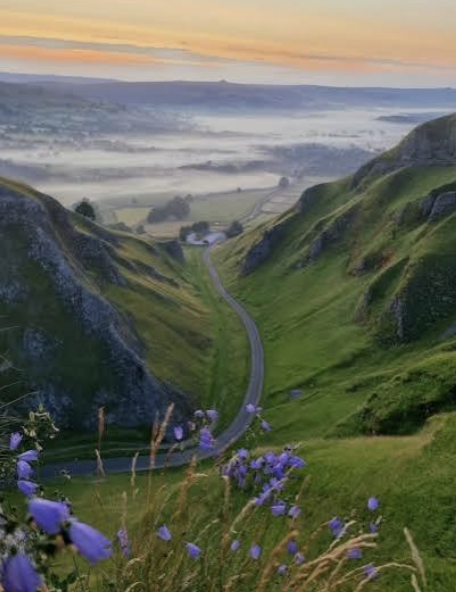 Grønt fjellandskap i Peak District